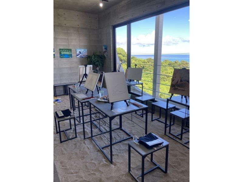 [40 minutes from Naha] A spectacular view of the ocean! An art experience to enjoy in a studio on the beach ♪ No need to worry about rain! Families and couples welcome! Use Okinawa's beautiful scenery as your canvas!の紹介画像