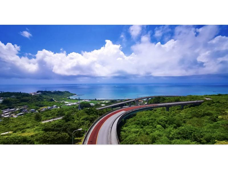 [40 minutes from Naha] A spectacular view of the ocean! An art experience to enjoy in a studio on the beach ♪ No need to worry about rain! Families and couples welcome! Use Okinawa's beautiful scenery as your canvas!の紹介画像