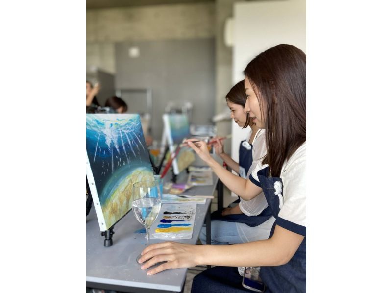 [40 minutes from Naha] A spectacular view of the ocean! An art experience to enjoy in a studio on the beach ♪ No need to worry about rain! Families and couples welcome! Use Okinawa's beautiful scenery as your canvas!の紹介画像