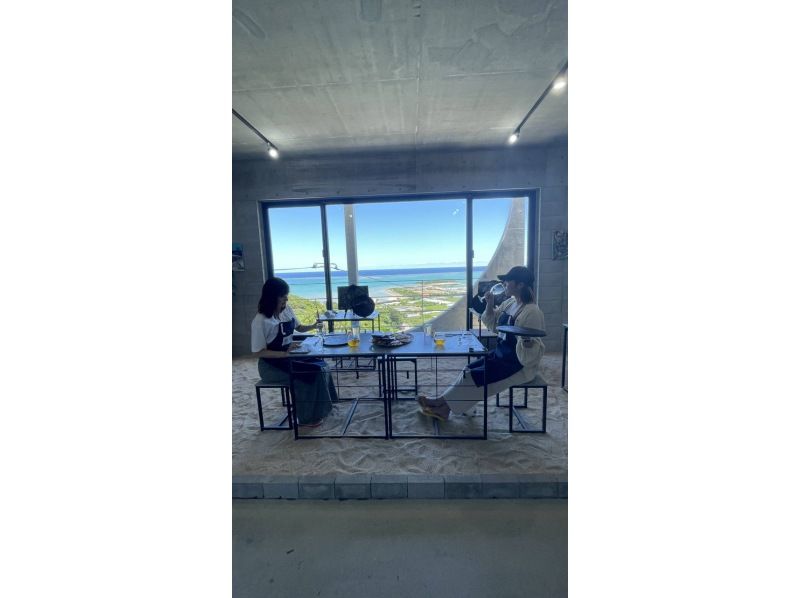 [40 minutes from Naha] A spectacular view of the ocean! An art experience to enjoy in a studio on the beach ♪ No need to worry about rain! Families and couples welcome! Use Okinawa's beautiful scenery as your canvas!の紹介画像