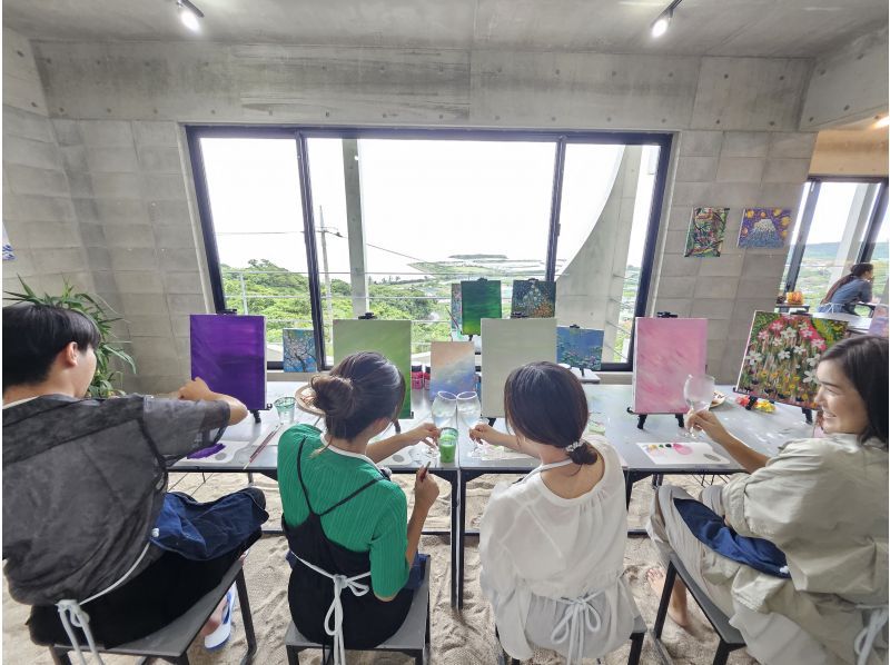 [40 minutes from Naha] A spectacular view of the ocean! An art experience to enjoy in a studio on the beach ♪ No need to worry about rain! Families and couples welcome! Use Okinawa's beautiful scenery as your canvas!の紹介画像