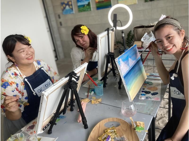 [40 minutes from Naha] A spectacular view of the ocean! An art experience to enjoy in a studio on the beach ♪ No need to worry about rain! Families and couples welcome! Use Okinawa's beautiful scenery as your canvas!の紹介画像