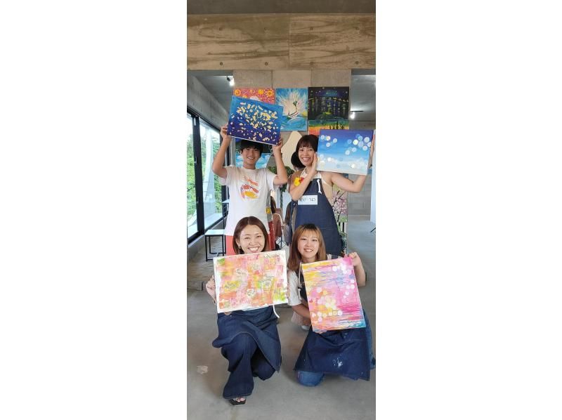 [40 minutes from Naha] A spectacular view of the ocean! An art experience to enjoy in a studio on the beach ♪ No need to worry about rain! Families and couples welcome! Use Okinawa's beautiful scenery as your canvas!の紹介画像