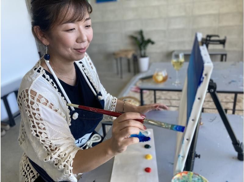 [Okinawa's new spot, southern part] Draw a spectacular view of Okinawa! Enjoy a special art experience with music and wine in a sandy beach studio overlooking the east coast♪の紹介画像