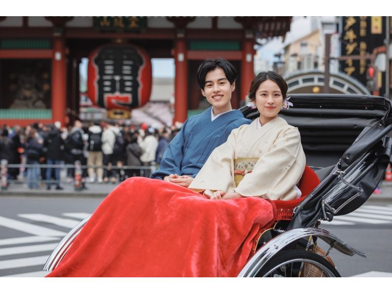 浅草　着物・浴衣　レンタル　カップルにおすすめの格安プラン　人力車にのる二人　都々路浅草店