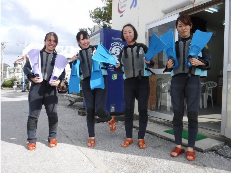 [Departing from Motobu, Okinawa] Autumn/Winter only! Boat snorkeling and tropical fish watching around Sesoko Island near the Churaumi Aquarium, including winter wetsuitsの紹介画像