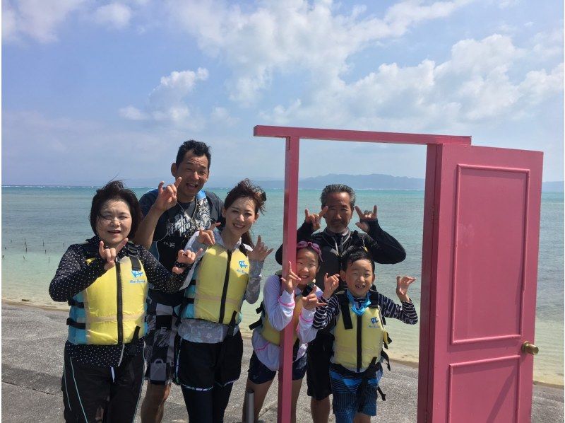 [Okinawa, Kouri Island] Winter only! A safe, private experience for one group! Search for clownfish and turtles on this 60-minute snorkel tour!の紹介画像