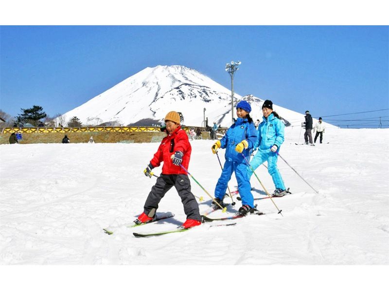 富士山滑雪场雪人一日滑雪之旅（东京出发）の紹介画像