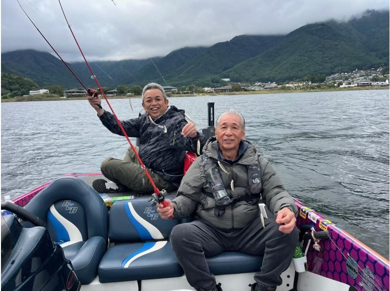 【山梨県　河口湖　紅葉・景色を楽しみながら手ぶらでOK！貸切ワカサギプラン】の紹介画像