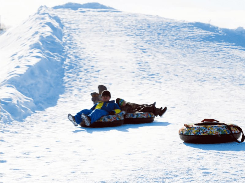 Enjoy Hokkaido in winter! Sapporo to Otaru one-day bus tour: Bibai Snowland + Otaru city stroll + Shiroi Koibito Park <December to March / 1 person minimum / Departure and return from Sapporo city>の紹介画像