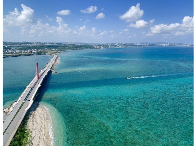 【沖縄・中城村/読谷村/海中道路】3機同時飛行可能！親子3人乗りもOK♪上空200ｍモーターパラグライダー遊覧体験飛行！（2025年1月〜）の紹介画像