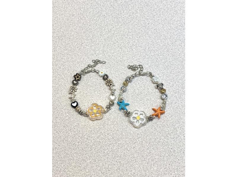 [Okinawa, Ishigaki Island] Make bracelets and anklets that stand out in the sea ★ Choose from 700 types of parts / Custom size finish ♪ Just choosing is a fun experience ☆の紹介画像