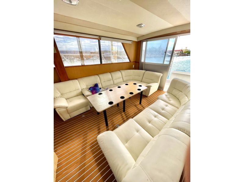 [Okinawa main island, Okinawa Marina, Cruise ship experience diving] Small group, comfortable salon cruise with air conditioning in a room with sofas like in a hotelの紹介画像