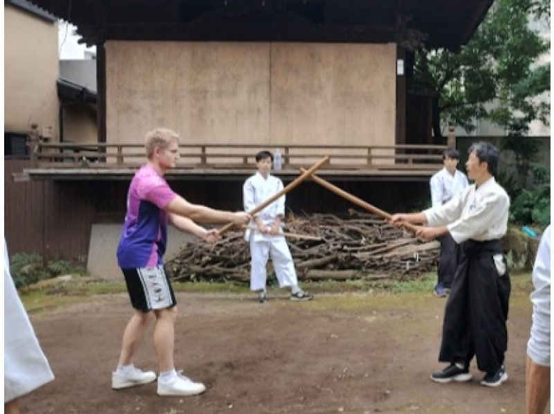 [東京/大森]書法體驗課程=在神社境內的日式房間內，可以用真毛筆、和紙、墨水、硯台書寫漢字和假名（合氣道參觀和體驗、茶道體驗、散步）繩文遺址公園也可用）の紹介画像