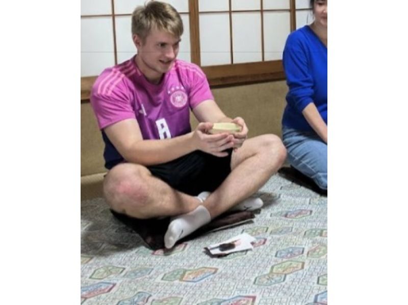 [東京/大森]書法體驗課程=在神社境內的日式房間內，可以用真毛筆、和紙、墨水、硯台書寫漢字和假名（合氣道參觀和體驗、茶道體驗、散步）繩文遺址公園也可用）の紹介画像