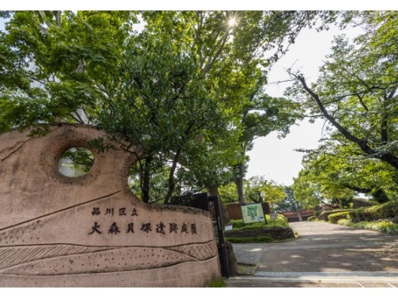 [東京/大森]書法體驗課程=在神社境內的日式房間內，可以用真毛筆、和紙、墨水、硯台書寫漢字和假名（合氣道參觀和體驗、茶道體驗、散步）繩文遺址公園也可用）の紹介画像