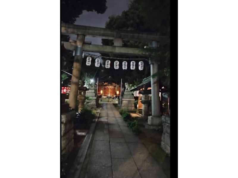 [東京/大森]書法體驗課程=在神社境內的日式房間內，可以用真毛筆、和紙、墨水、硯台書寫漢字和假名（合氣道參觀和體驗、茶道體驗、散步）繩文遺址公園也可用）の紹介画像