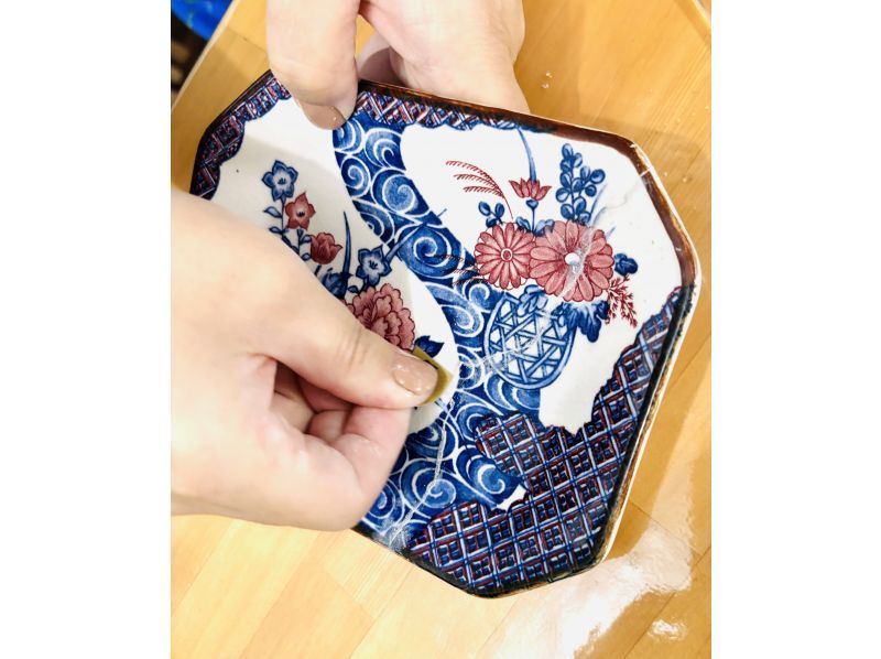 A short and fun Kintsugi experience in Naha, Okinawa | Beginners' class for tourists [Right next to Miebashi Station!]の紹介画像