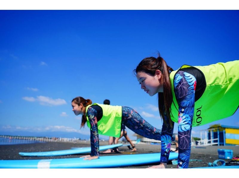 【神奈川・湘南／江ノ島】女性インストラクターが指導。女性初心者さんのためのサーフィン体験スクール！の紹介画像