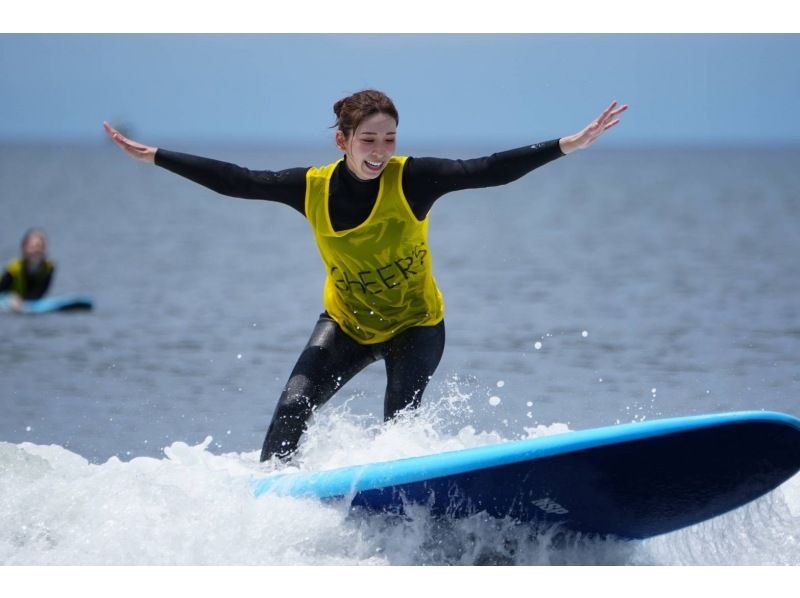 [Kanagawa/Shonan/Enoshima] A female instructor will teach you. A surfing experience school for female beginners!の紹介画像