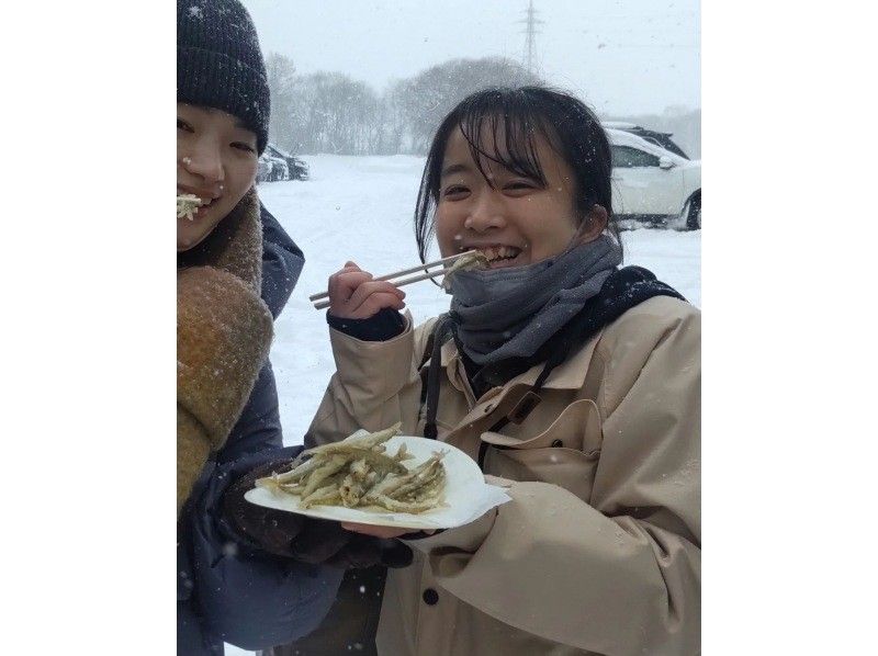 【青森県・三沢市】姉沼で氷上ワカサギ釣り体験　釣りたてを唐揚げで！試食サービス付き　レンタルも全て込みのお手軽パックですの紹介画像