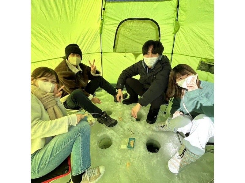 [Misawa City, Aomori Prefecture] Ice fishing for smelt at Ane-numa. Freshly caught fish fried! Tasting service included. All-inclusive rental package.の紹介画像