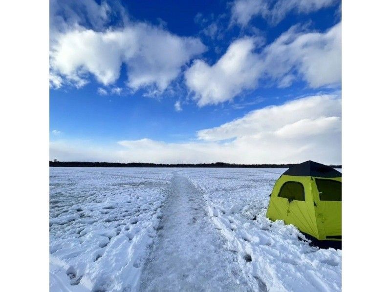 [Misawa City, Aomori Prefecture] Ice fishing for smelt at Ane-numa. Freshly caught fish fried! Tasting service included. All-inclusive rental package.の紹介画像