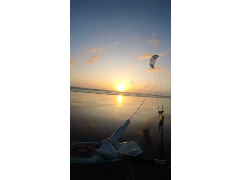 [Okinawa, Ishigaki Island] Kitesurfing experience - Become one with the blue sea and vast nature of Ishigaki Island! Women, children, and the elderly can all try it! (Empty-handed OK)の紹介画像