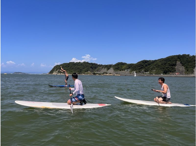 가나가와 현의 사업자 「윈드 서핑 Kaya」가 주최하는 SUP(sup) 체험의 모습