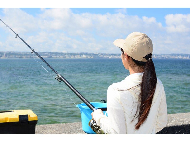 【沖縄・宜野湾】釣具一式レンタル｜釣具類をバッグにまとめてお渡し！1泊2日〜好きな時に好きな場所で釣りができる！の紹介画像