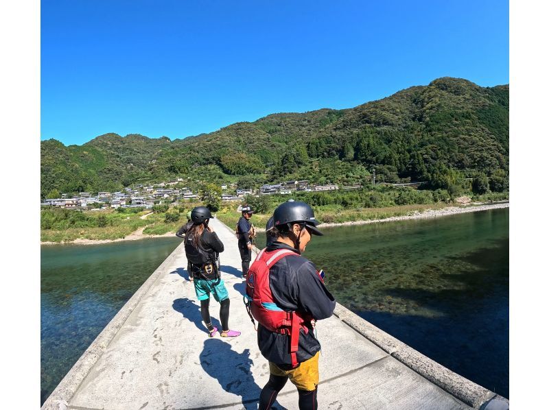 【高知・仁淀川】春秋限定プラン!!  SUPで仁淀川をスリリング川下り体験 （SUP経験1回以上のかた対象）の紹介画像