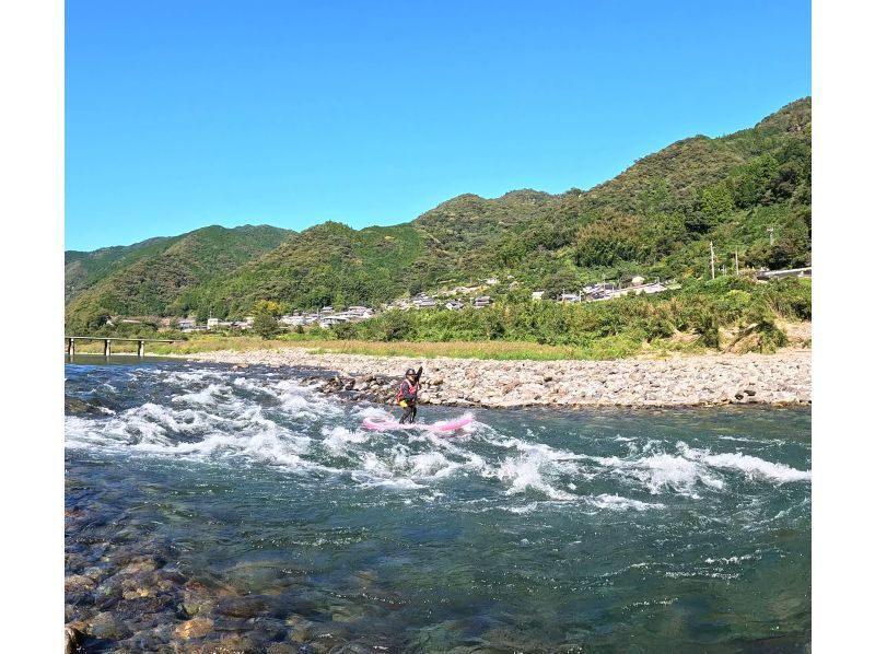 【高知・仁淀川】春秋限定プラン!!  SUPで仁淀川をスリリング川下り体験 （SUP経験1回以上のかた対象）の紹介画像