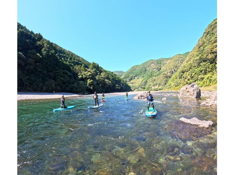 【高知・仁淀川】春秋限定プラン!!  SUPで仁淀川をスリリング川下り体験 （SUP経験1回以上のかた対象）の紹介画像