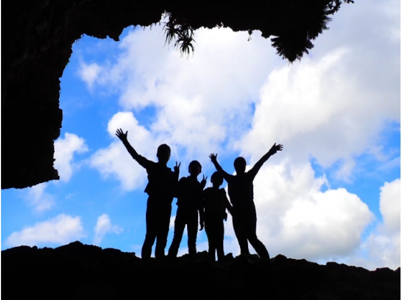 [Ishigaki Island/Half-day] Two of Ishigaki Island's most popular tours condensed into half a day! Kabira Bay SUP/Canoe & Blue Cave Snorkeling ★ Look for sea turtles ★ Free photosの紹介画像