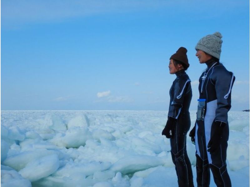 【北海道・知床】知床流氷ウォーク　ドライスーツで流氷にドボン！世界遺産知床半島に冬限定で訪れる流氷の上を散策＜斜里町ウトロ地区送迎可＞の紹介画像