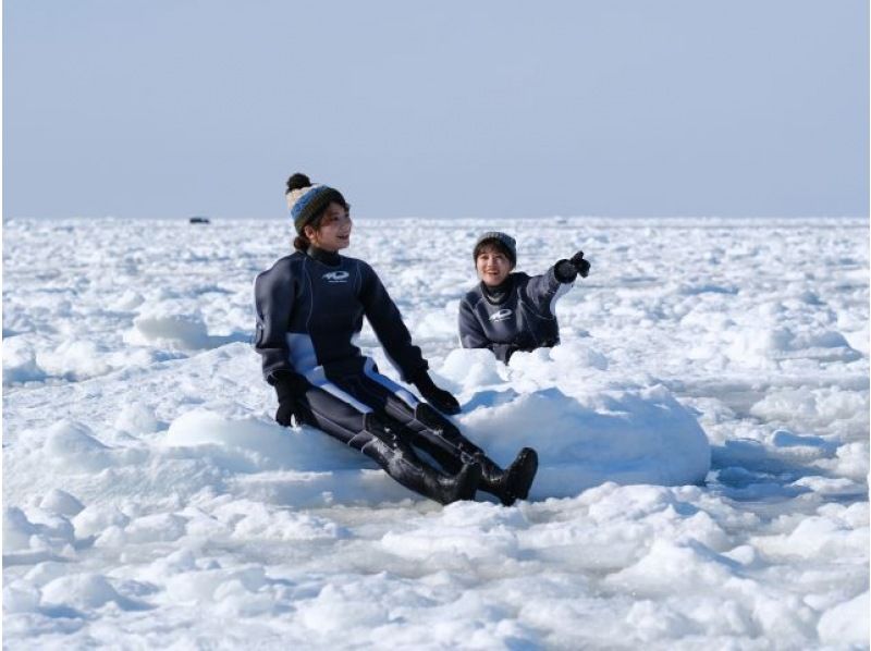 【北海道・知床】知床流氷ウォーク　ドライスーツで流氷にドボン！世界遺産知床半島に冬限定で訪れる流氷の上を散策＜斜里町ウトロ地区送迎可＞の紹介画像