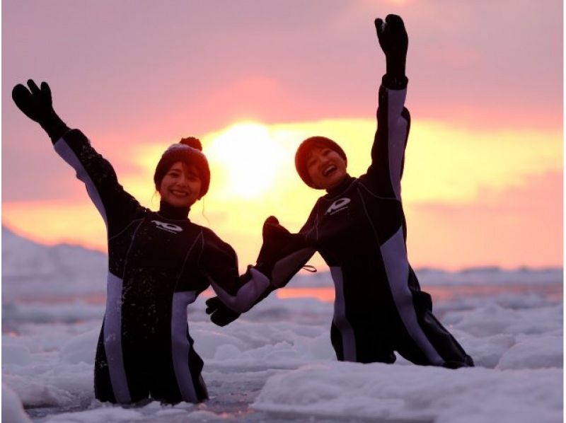 【北海道・知床】知床流氷ウォーク　ドライスーツで流氷にドボン！世界遺産知床半島に冬限定で訪れる流氷の上を散策＜斜里町ウトロ地区送迎可＞の紹介画像