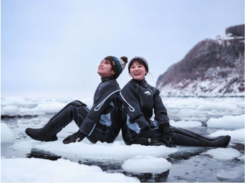 【北海道・知床】知床流氷ウォーク　ドライスーツで流氷にドボン！世界遺産知床半島に冬限定で訪れる流氷の上を散策＜斜里町ウトロ地区送迎可＞の紹介画像