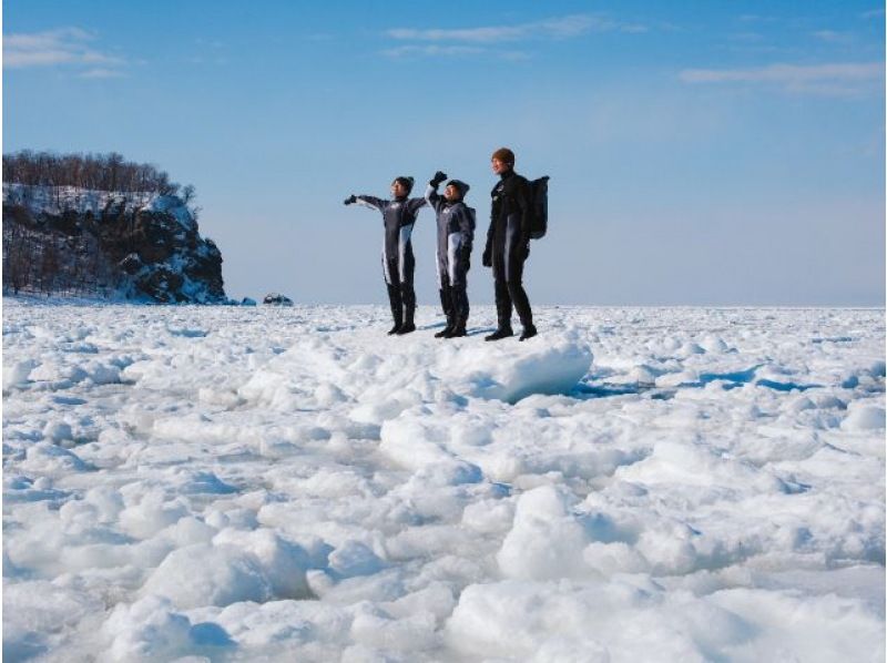 【北海道・知床】知床流氷ウォーク　ドライスーツで流氷にドボン！世界遺産知床半島に冬限定で訪れる流氷の上を散策＜斜里町ウトロ地区送迎可＞の紹介画像