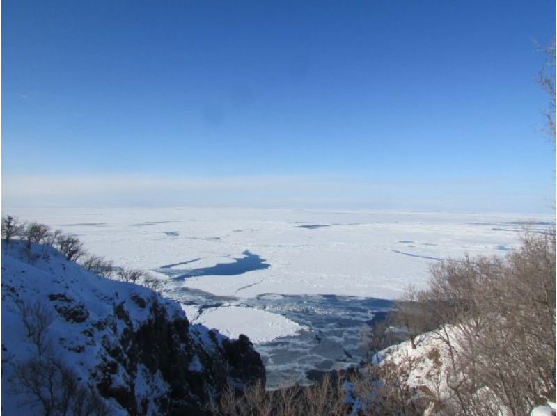 【北海道・知床】世界遺産知床フレぺの滝スノーシューツアー　氷瀑フレぺの滝＆森の中を探索〈スキーウェア等レンタル無料〉