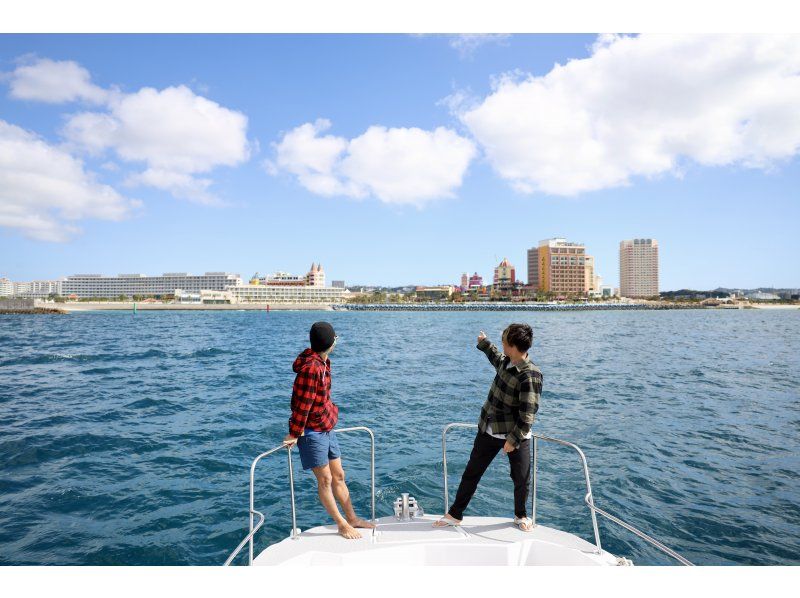 [Half-day tour from Chatan] Private whale watching! Fully charter the boat for your family or group! The port is a 5-minute walk from American Village! Maximum of 8 peopleの紹介画像