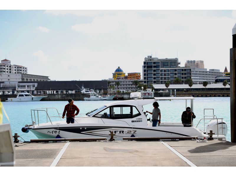 [Half-day tour from Chatan] Private whale watching! Fully charter the boat for your family or group! The port is a 5-minute walk from American Village! Maximum of 8 peopleの紹介画像