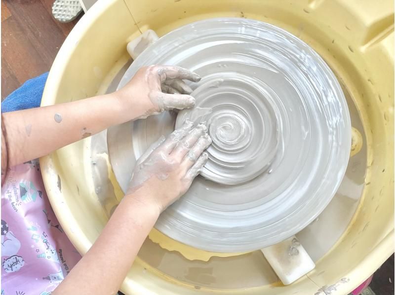 A pottery experience at the "Tsuchimu Honmachi Pottery Class Dome" in Shinsaibashi, Osaka