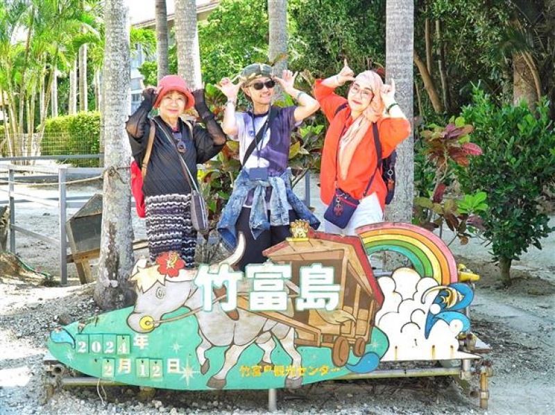【沖縄・石垣島or竹富島発】1組貸切フォトツアー！沖縄の原風景が残る「竹富島」でオリジナルフォト【穴場ポイント満載プラン】