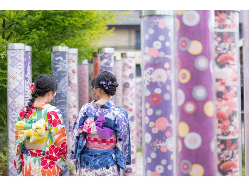 京都「嵐山きものレンタル 衣楓Ifu」 着物レンタルをして観光を楽しむ女性二人組