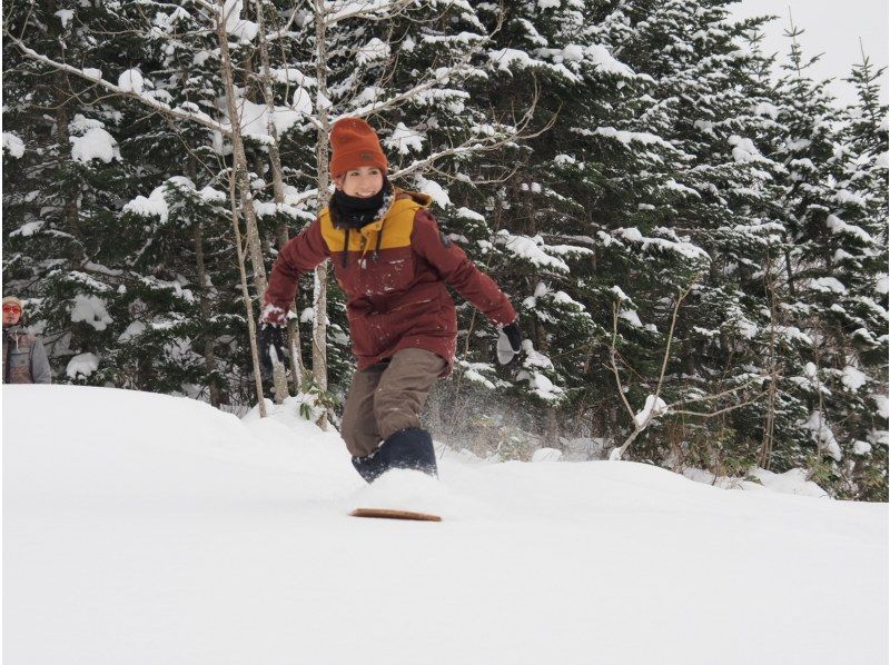 【北海道・大滝・２時間半】新感覚の雪遊び"雪板"に乗って雪上サーフィン！初心者OK！ 写真データは無料プレゼント♪の紹介画像