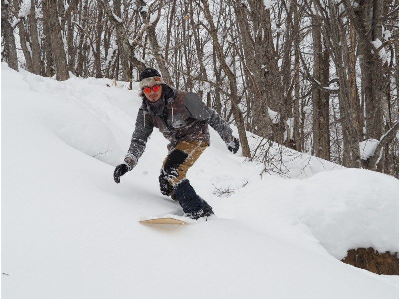 【北海道・大滝・２時間半】新感覚の雪遊び"雪板"に乗って雪上サーフィン！初心者OK！ 写真データは無料プレゼント♪の紹介画像