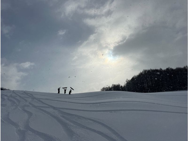 【北海道・大滝・２時間半】新感覚の雪遊び"雪板"に乗って雪上サーフィン！初心者OK！ 写真データは無料プレゼント♪の紹介画像