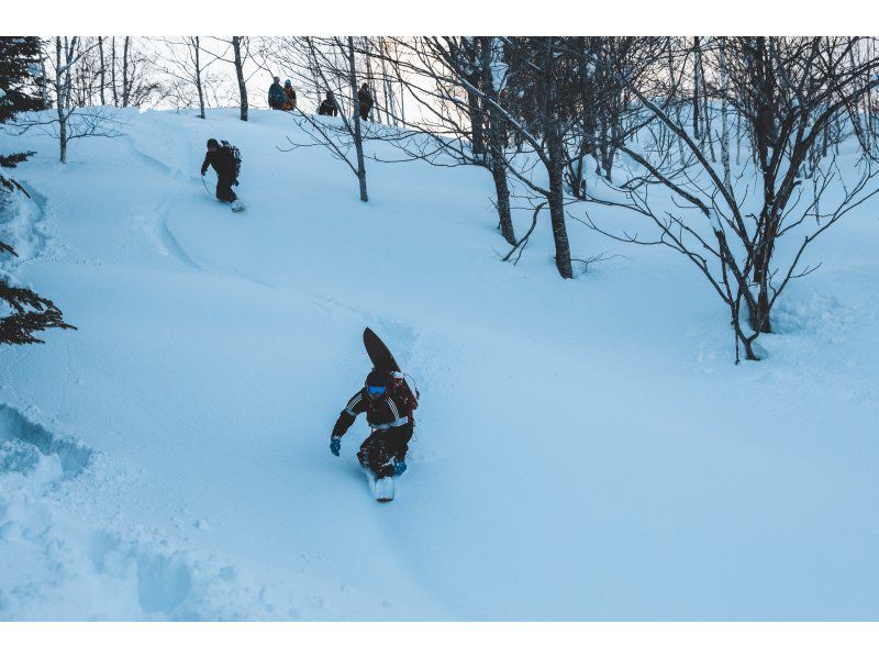 【北海道・大滝・２時間半】新感覚の雪遊び"雪板"に乗って雪上サーフィン！初心者OK！ 写真データは無料プレゼント♪の紹介画像