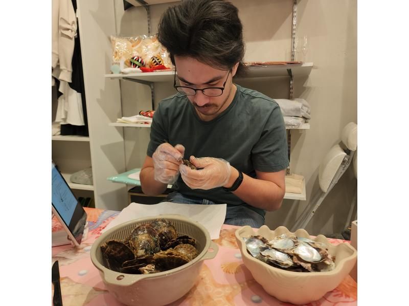 [Osaka・Shinsaibashi] Experience removing real pearls from Akoya oysters. This is the only place in Kansai where you can do this! Children, partners, friends, family, and even solo travelers are all welcome! Come empty-handed!の紹介画像